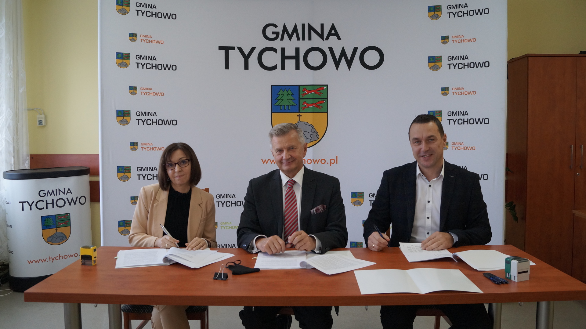 Zdjęcie w trakcie podpisywania umowy o pomoc finansową.