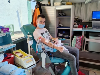 Na zdjęciu Pan Honorowo Oddający Krew w Mobilnym Punkcie Poboru Krwi.