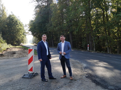Na zdjęciu od lewej burmistrz Robert Falana oraz wicemarszałek Tomasz Sobieraj z wizytą gospodarską związaną z przebudową drogi wojewódzkiej nr 167.
