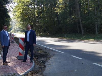 Na zdjęciu od lewej wicemarszałek Tomasz Sobieraj oraz burmistrz Robert Falana przy zatoce autobusowej w Bukówku.