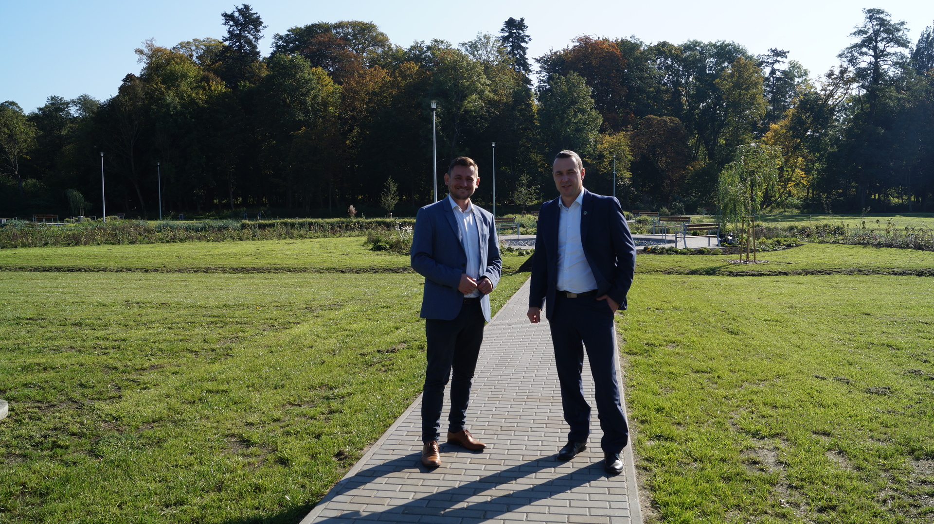 Na zdjęciu od lewej wicemarszałek Tomasz Sobieraj oraz burmistrz Robert Falana w Parku Miejskim w Tychowie.