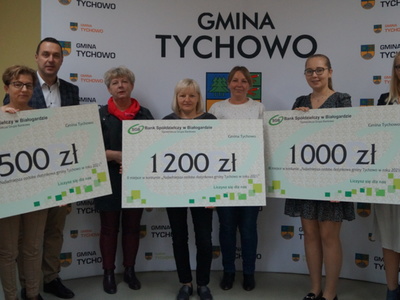 Zdjęcie przedstawia wręczenie nagród na najładniejszą ozdobę dożynkową w gm. Tychowo.