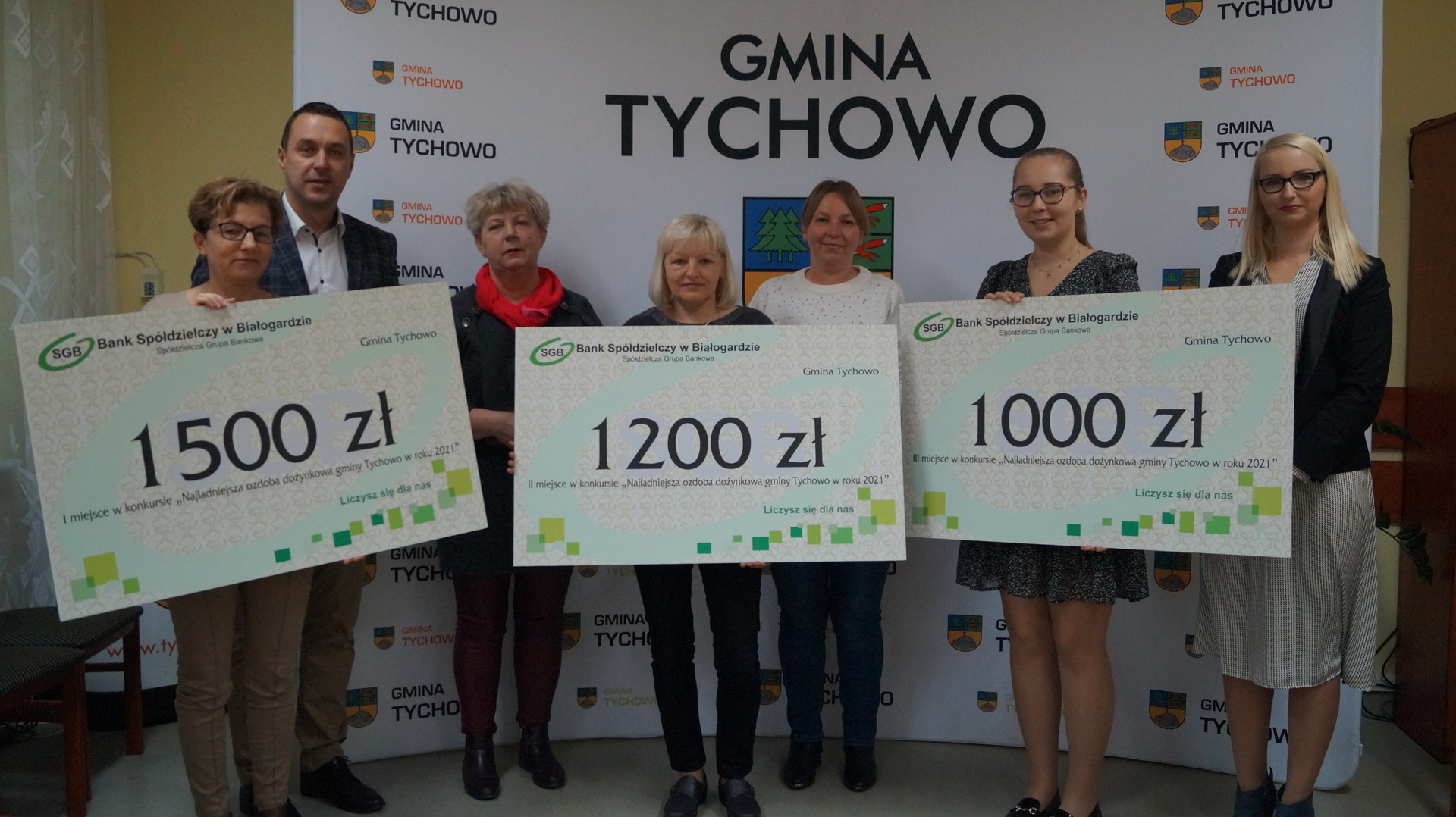 Zdjęcie przedstawia wręczenie nagród na najładniejszą ozdobę dożynkową w gm. Tychowo.