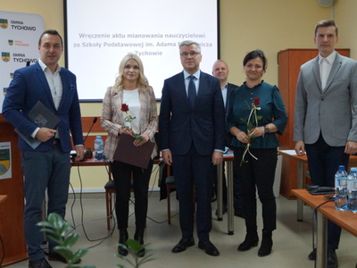 Na zdjęciu od lewej burmistrz Robert Falana, p. Anna Janus, p dyrektor Andrzej Kozłowski, p. Magdalena Niemiec oraz Przewodniczący Paweł Kowalski.