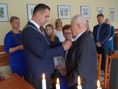 Burmistrz Robert Falana wręcza Panu Marianowi Medal za Długoletnie Pożycie Małżeńskie.