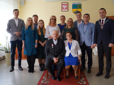 Wspólne zdjęcie podczas Wręczenia Medali Za Długoletnie Pożycie Małżeńskie.