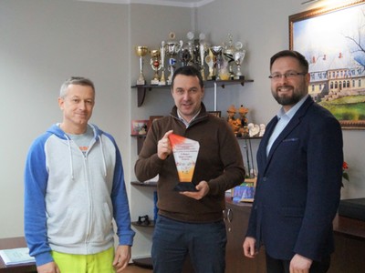 Na zdjęciu od lewej: Krzysztof Niemiec, Robert Falana trzymający statuetkę, Robert Łysiak
