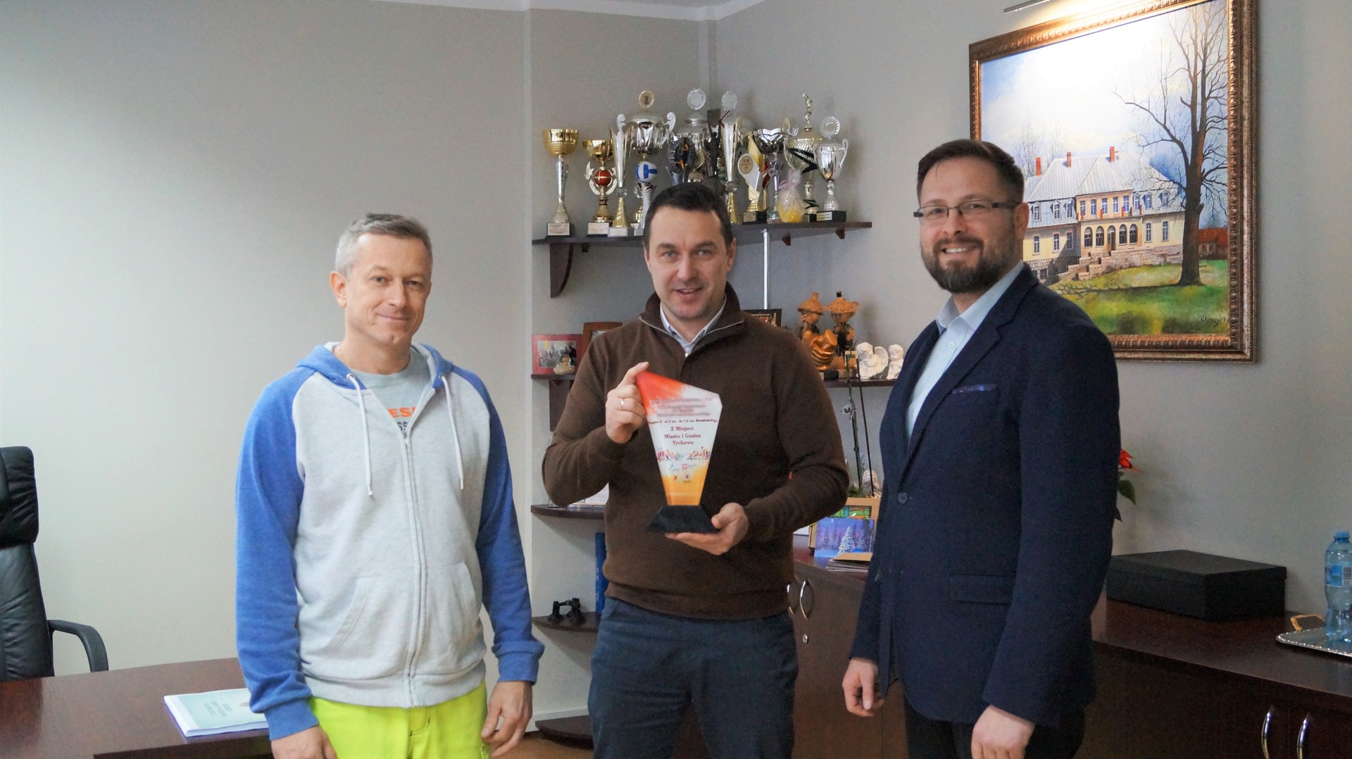 Na zdjęciu od lewej: Krzysztof Niemiec, Robert Falana trzymający statuetkę, Robert Łysiak