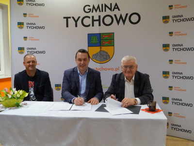 Na zdjęciu od lewej Piotr Rakowski Radny RM w Tychowie, Burmistrz Tychowa Robert Falana oraz Domaracki Kazimierz wykonawca oficjalnie podpisują umowę.