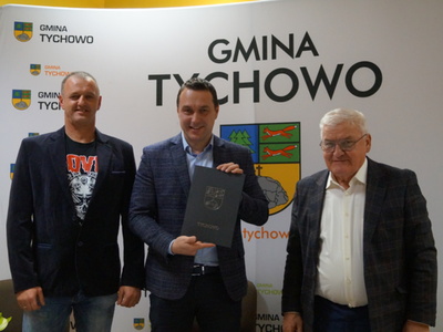 Na zdjęciu od lewej Piotr Rakowski Radny RM w Tychowie, Burmistrz Tychowa Robert Falana oraz Domaracki Kazimierz wykonawca.