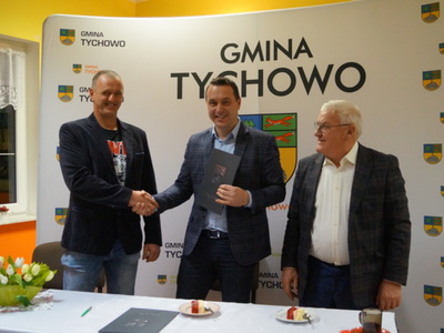 Na zdjęciu Burmistrz Tychowa gratuluje Radnemu Piotrowi Rakowskiemu.