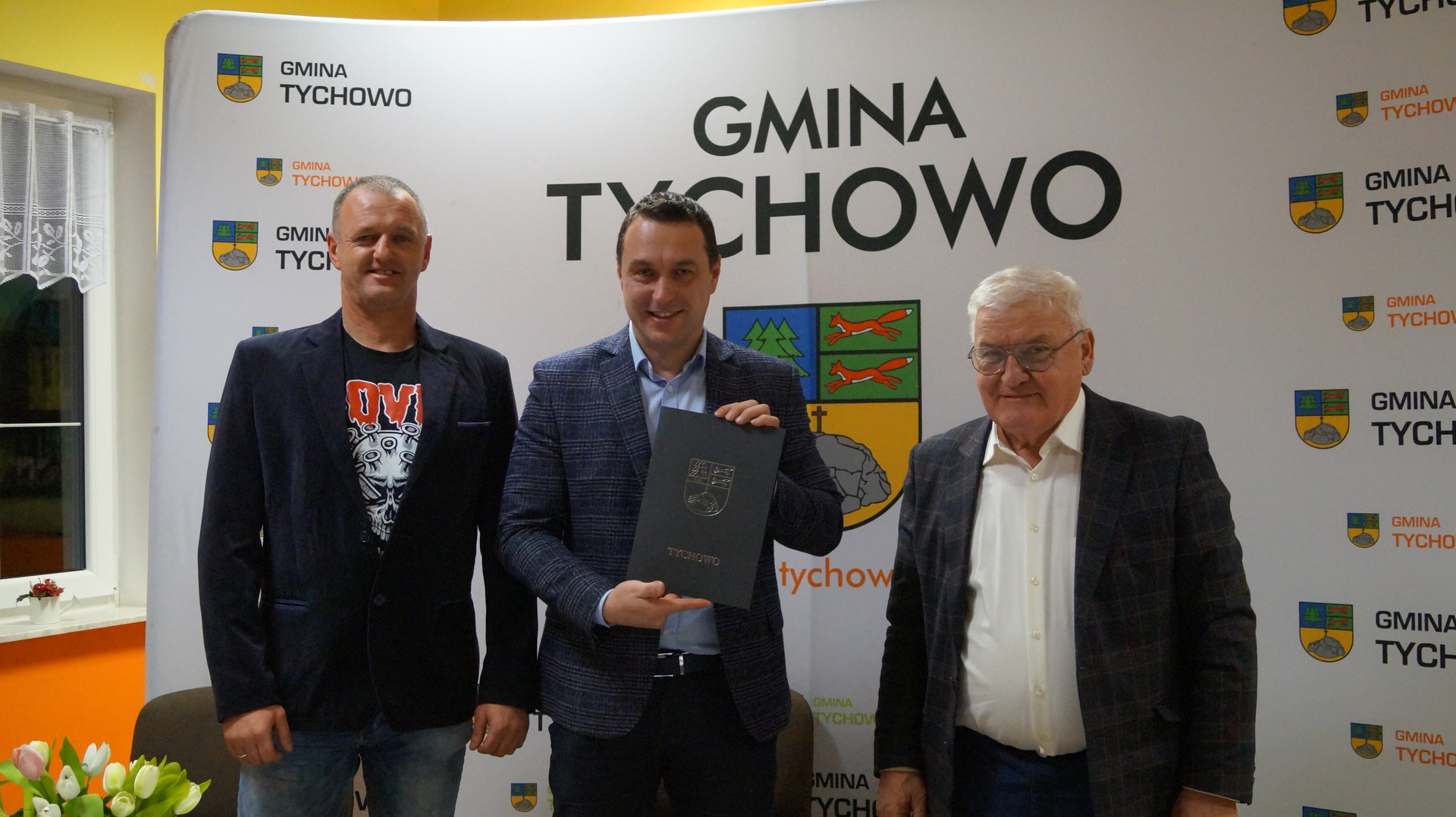 Na zdjęciu od lewej Piotr Rakowski Radny RM w Tychowie, Burmistrz Tychowa Robert Falana oraz Domaracki Kazimierz wykonawca.