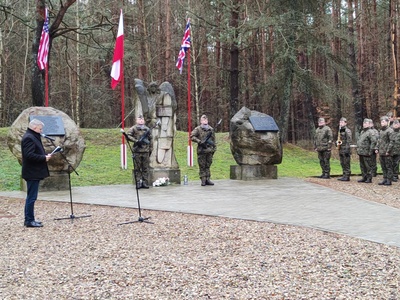 Zdjęcie wykonano pod pomnikiem w Modrolesie podczas 77. Rocznicy Ewakuacji Obozu Stalag Luft IV.