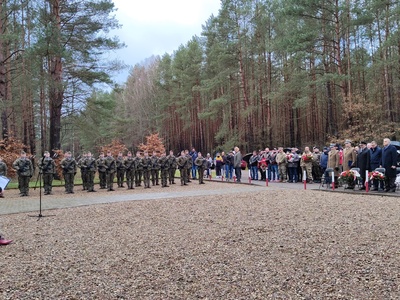 Na zdjęciu kompania honorowa oraz uczestnicy 77. Rocznicy Ewakuacji Obozu Stalag Luft IV. 