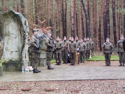Na zdjęciu kompania honorowa podczas uroczystości 77. Rocznicy Ewakuacji Obozu Stalag Luft IV. 