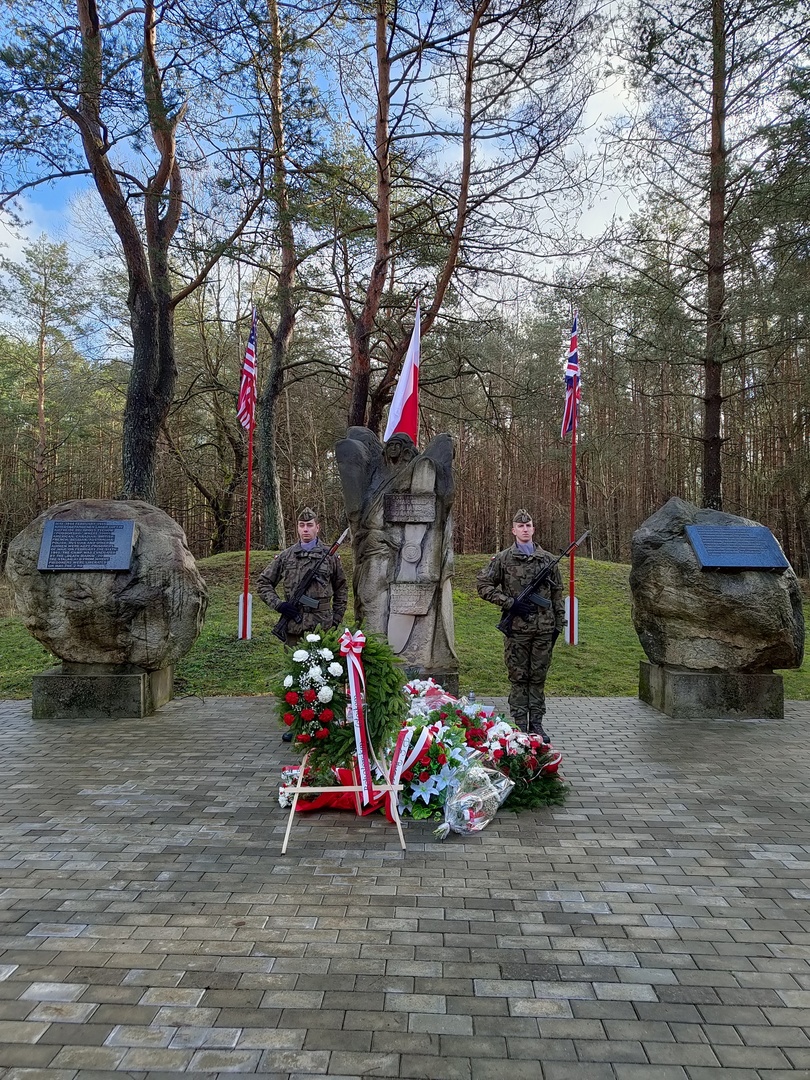 Pomnik upamiętniający w Modrolesie. 