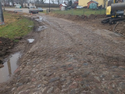Zdjęcie przedstawia prace jakie trwają w związku z przebudową drogi w Kikowie.