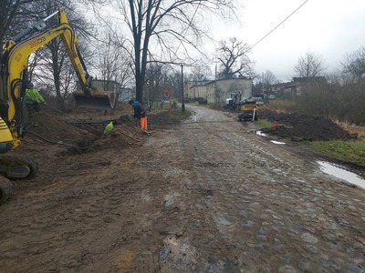 Zdjęcie przedstawia prace jakie trwają w związku z przebudową drogi w Kikowie. Koparka wykonuje korytowanie.