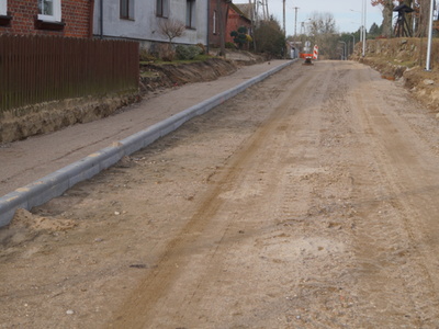 Zdjęcie przedstawia prace jakie wykonano w trakcie realizacji budowy drogi w Starym Dębnie.