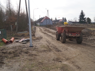 Zdjęcie wykonano podczas trwających prac nad nową drogą w Starym Dębnie.