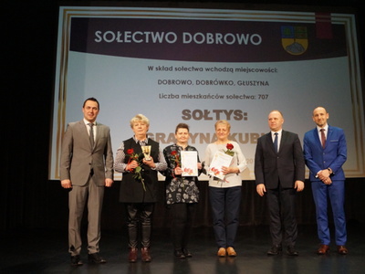 Na zdjęciu Burmistrz Tychowa, Sołtys Dobrowa wraz z Radą Sołecką, Wiceprzewodniczący RM w Tychowie oraz Zastępca Burmistrza.