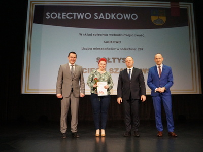 Na zdjęciu Burmistrz Tychowa, Członkini Rady Sołeckiej Sadkowo, Wiceprzewodniczący RM w Tychowie oraz Zastępca Burmistrza.