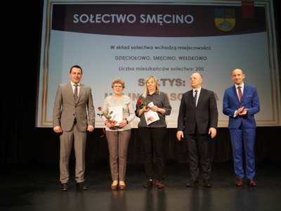 Na zdjęciu Burmistrz Tychowa, Członkinie Rady Sołeckiej w Smęcinie, Wiceprzewodniczący RM w Tychowie oraz Zastępca Burmistrza.