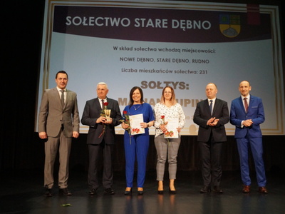 Na zdjęciu Burmistrz Tychowa, Sołtys Sołectwa Stare Dębno wraz z Radą Sołecką, Wiceprzewodniczący RM w Tychowie oraz Zastępca Burmistrza.
