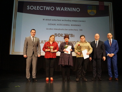 Na zdjęciu Burmistrz Tychowa, Sołtys Sołectwa Warnino wraz z Radą Sołecką, Wiceprzewodniczący RM w Tychowie oraz Zastępca Burmistrza.