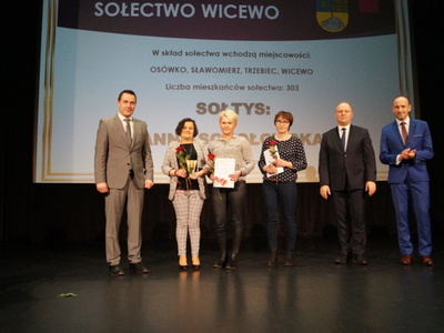 Na zdjęciu Burmistrz Tychowa, Sołtys Sołectwa Wicewo wraz z Radą Sołecką, Wiceprzewodniczący RM w Tychowie oraz Zastępca Burmistrza.