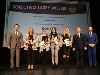 Na zdjęciu Burmistrz Tychowa, Sołtys Sołectwa Zasp Wielkich wraz z Radą Sołecką, Wiceprzewodniczący RM w Tychowie oraz Zastępca Burmistrza.