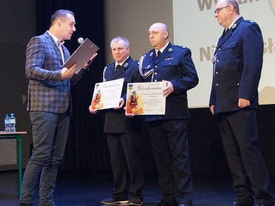 Na zdjęciu Burmistrz wręcza podziękowania dla Ochotniczych Straż Pożarnych z terenu Gminy Tychowo.