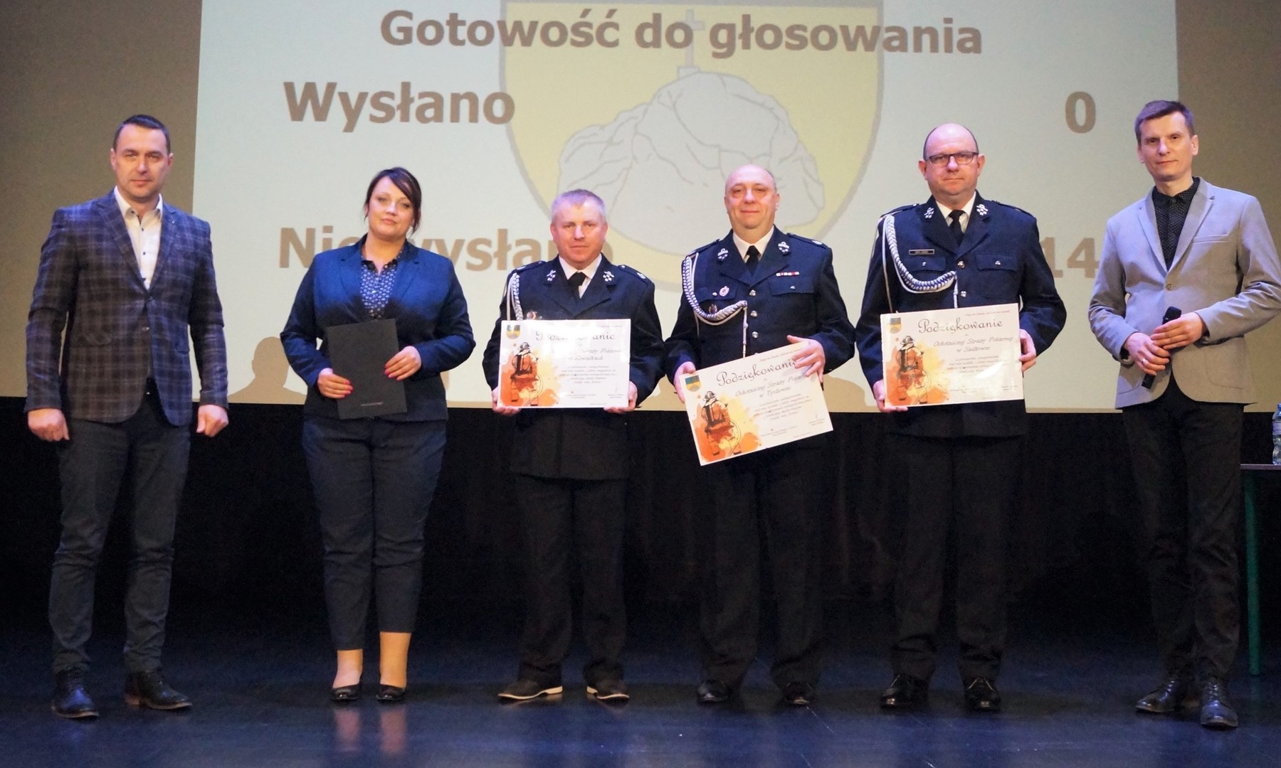 Zdjęcie wykonano podczas wręczania podziękowań na XLV Sesji Rady Miejskiej w Tychowie.