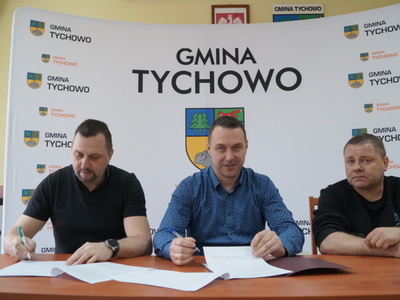 Na zdjęciu podpisują umowę burmistrz Robert Falana, Prezes Mariusz Augustyniak oraz Sekretarz Arkadiusz Drozdowski.