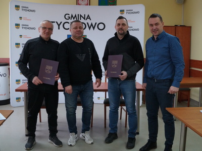Na zdjęciu burmistrz Robert Falana Prezes Mariusz Augustyniak, Prezes Józef Grabarczyk oraz Sekretarz Arkadiusz Drozdowski.