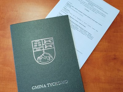 Zdjęcie podpisanie umowy na dofinansowanie Klubu Sportowego "GŁAZ" Tychowo.
