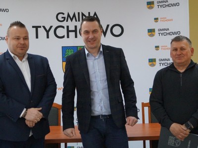 Na zdjęciu Radny RM Jarosław Chwała, Burmistrz Tychowa Robert Falana oraz wykonawca Zbigniew Sawicki.
