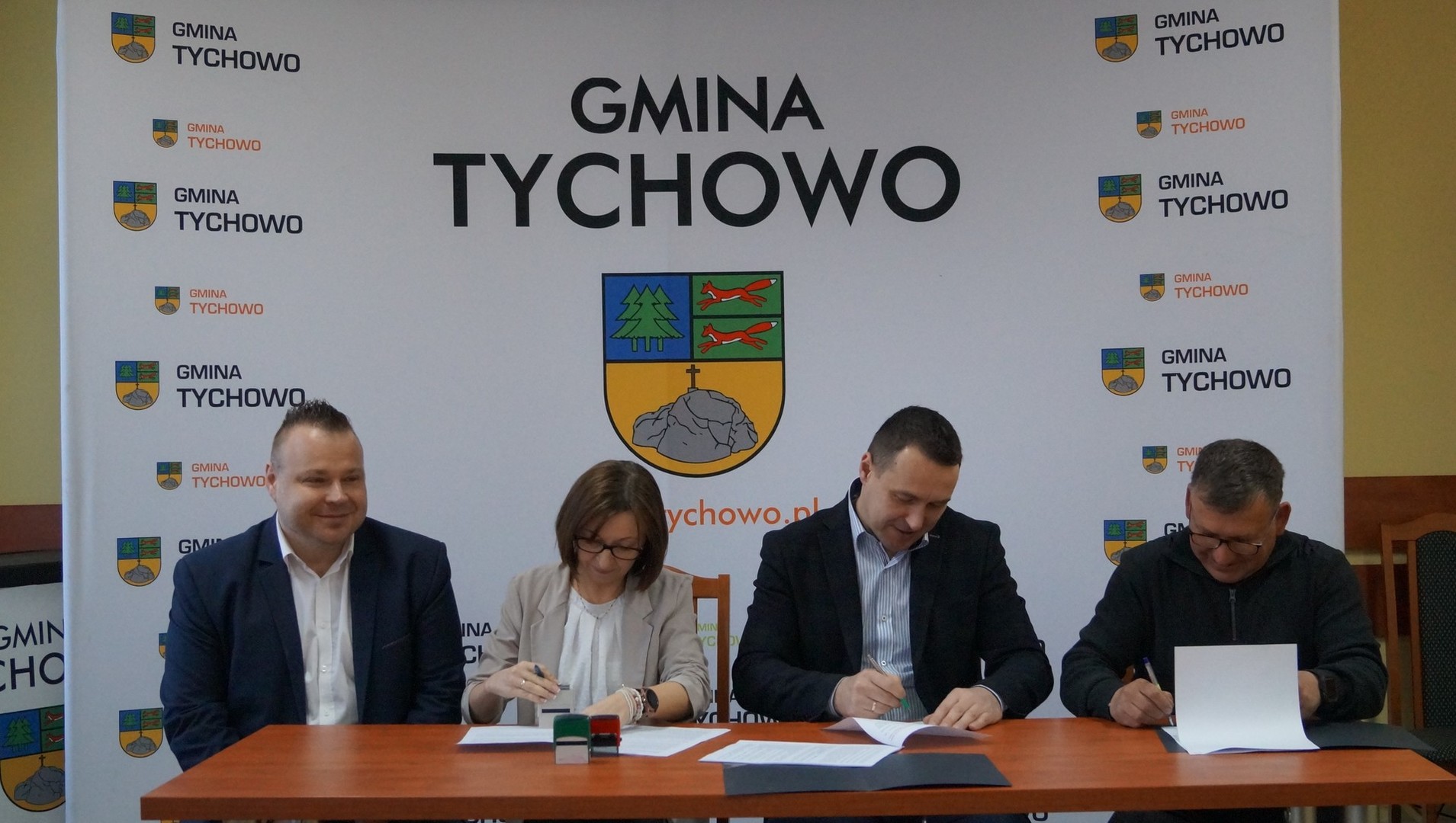 Podpisanie umowy na  „Przebudowę nawierzchni drogi gminnej na działce ewidencyjnej nr 192 w Sadkowie”.