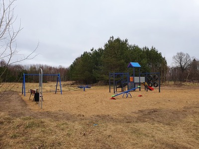 Na zdjęciu cały plac zabaw w Dobrowie