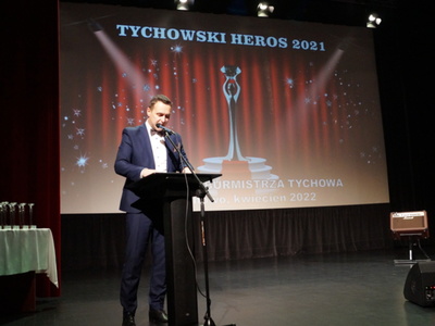 Na zdjęciu Burmistrz Tychowa Robert Falana podczas przemówienia.