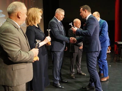 Na zdjęciu Burmistrz Tychowa wręcza statuetkę w kategorii jubileusz.