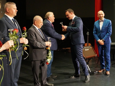 Na zdjęciu Burmistrz Tychowa wręcza statuetkę w kategorii jubileusz.