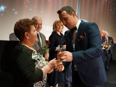 Na zdjęciu Burmistrz Tychowa wręcza statuetkę w kategorii jubileusz.
