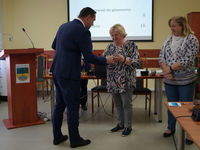 Na zdjęciu Burmistrz Tychowa wręcza podziękowania Halinie Wąsowskiej za wieloletnie pełnienie funkcji Sołtysa.