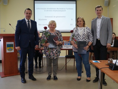 Na zdjęciu Burmistrz Tychowa Robert Falana, Halina Wąsowska, Katarzyna Woźniak oraz Przewodniczący Rady Miejskiej Paweł Kowalski.