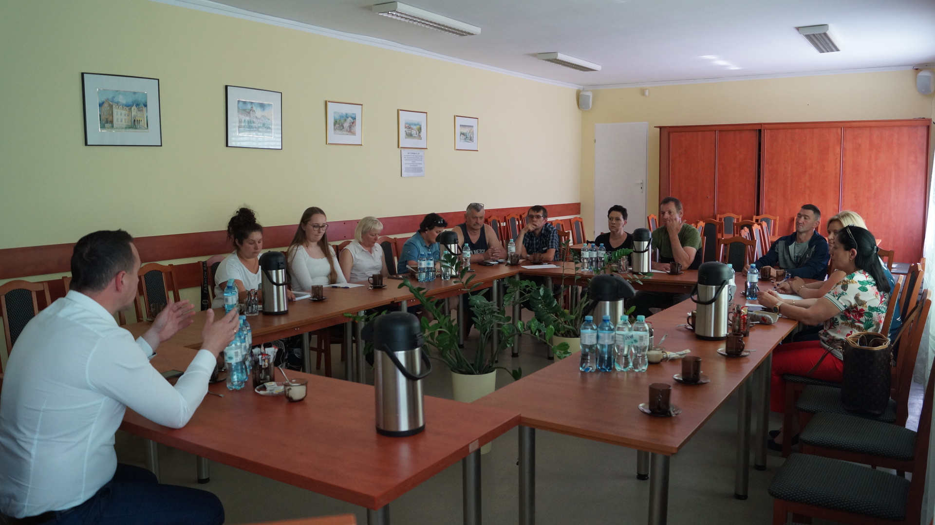 Zdjęcie wykonano podczas spotkania Burmistrza Roberta Falany z Sołtysami z terenu Gminy Tychowo w sali konferencyjnej Urzędu Miejskiego w Tychowie.