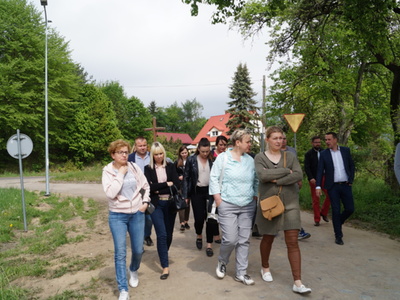 Na zdjęciu Komisja Rady Miejskiej w Tychowie podczas posiedzenia wyjazdowego 20 maja 2022 r. na budowie drogi w Starym Dębnie.
