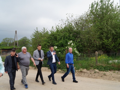 Na zdjęciu Komisja Rady Miejskiej w Tychowie podczas posiedzenia wyjazdowego 20 maja 2022 r. na budowie drogi w Starym Dębnie.