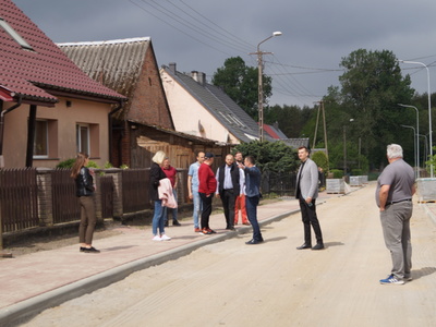 Na zdjęciu Komisja Rady Miejskiej w Tychowie podczas posiedzenia wyjazdowego 20 maja 2022 r. na budowie drogi w Starym Dębnie.