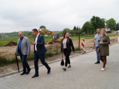 Na zdjęciu Komisja Rady Miejskiej w Tychowie podczas posiedzenia wyjazdowego 20 maja 2022 r.